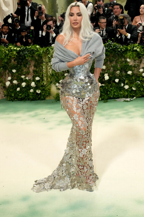 Το Met Gala μεταμορφώνει τις γυναίκες σε άψυχα αντικείμενα