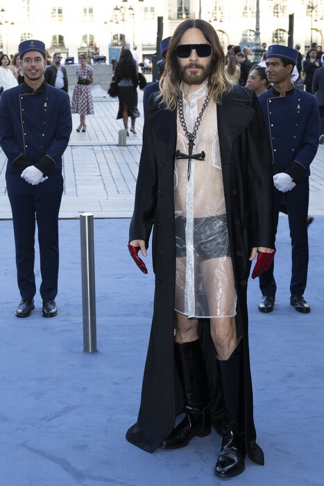 Παρίσι: Η Vogue έκανε την Place Vendôme πασαρέλα για τα 100 χρόνια μόδας, με σταρς, μοντέλα και αθλητές
