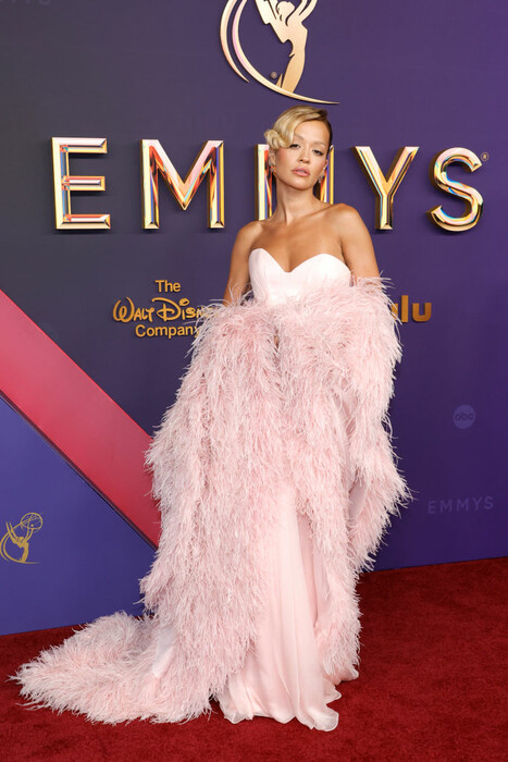 Emmy 2024: Old Hollywood glam και 70s κοστούμια στο κόκκινο χαλί