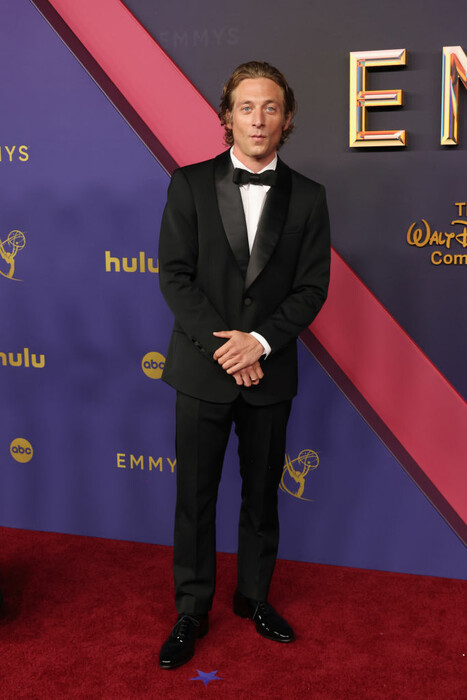 Emmy 2024: Old Hollywood glam και 70s κοστούμια στο κόκκινο χαλί