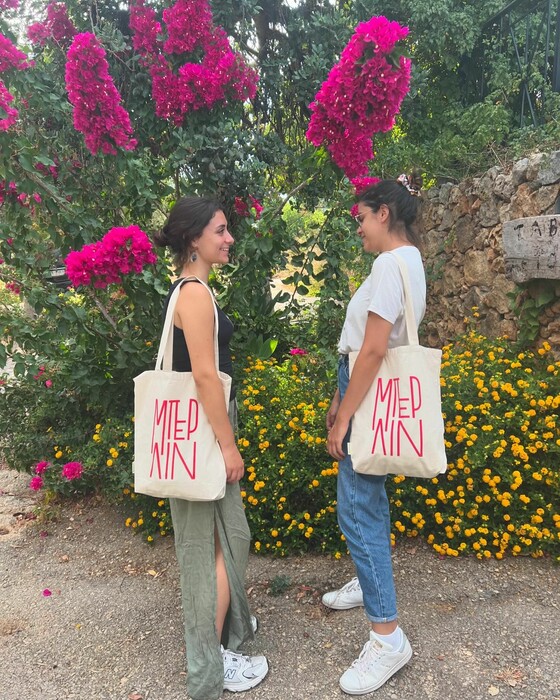 Η ιεραρχία των tote bags: Τι (θέλουμε να) λέει η τσάντα μας για εμάς