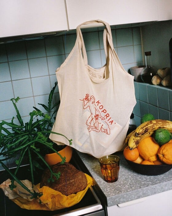 Η ιεραρχία των tote bags: Τι (θέλουμε να) λέει η τσάντα μας για εμάς