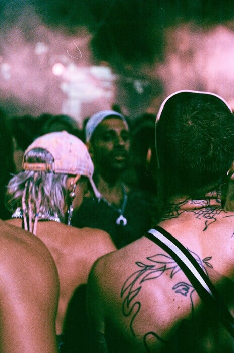 CHECK Καταϊδρωμένα βράδια και γυμνές βουτιές στο WHOLE Festival