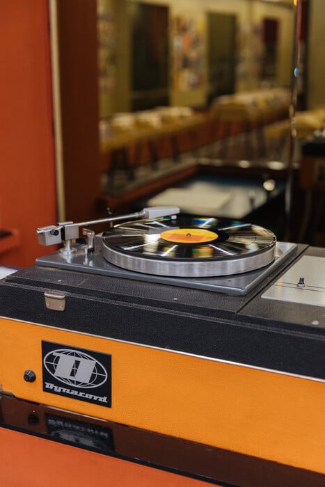 Το Record Club δεν είναι ένα δισκάδικο αλλά μια χρονοκάψουλα στο κέντρο της Αθήνας