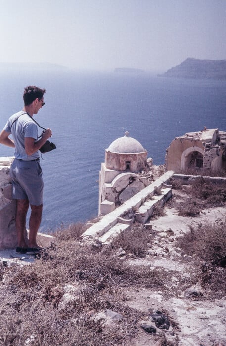«Η Ελλάδα που πρωτοείδα ήταν βουτηγμένη στη φτώχεια» ή «Γνώρισα/πρόλαβα μια Ελλάδα ανέγγιχτη και αναλλοίωτη». ή «Οι άνθρωποι στα νησιά δεν γνώριζαν καν τι σημαίνει τουρίστας»