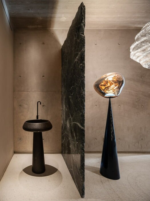 O θρύλος του βρετανικού design Tom Dixon πουλάει τη βίλα του στη Μύκονο για 25 εκατομμύρια δολάρια