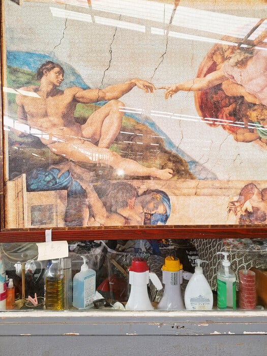 Στον Ελαιώνα τα ψεύτικα όπλα και οι βιντεοκάμερες πωλούνται πάντα δίπλα δίπλα…