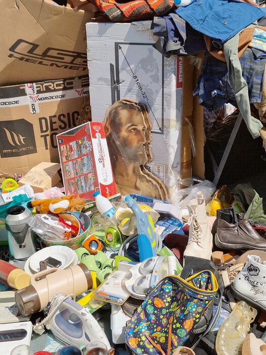 Στον Ελαιώνα τα ψεύτικα όπλα και οι βιντεοκάμερες πωλούνται πάντα δίπλα δίπλα…