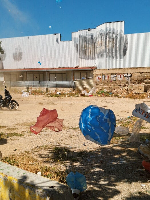 Στον Ελαιώνα τα ψεύτικα όπλα και οι βιντεοκάμερες πωλούνται πάντα δίπλα δίπλα…