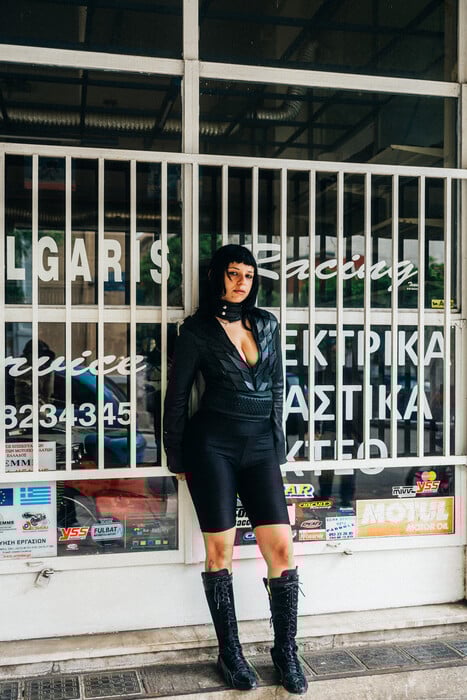 H Soraya Oronti φαίνεται να έχει μια κάποια εμμονή με τα αμάξια