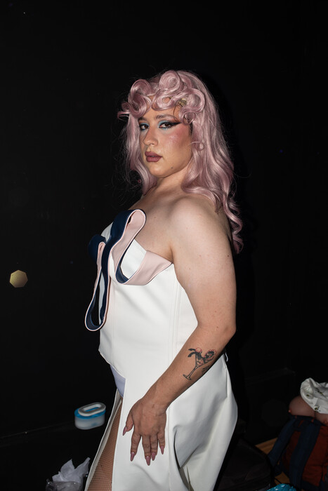 Miss Hellas Drag Pageant 2025: Μια βραδιά αφιερωμένη στην τέχνη της διαφορετικότητας//Μια βραδιά στα drag καλλιστεία: Εκεί όπου γιορτάζεται με ενθουσιασμό η διαφορετικότητα//«Δεν περιγράφεται το συναίσθημα όταν γίνομαι drag queen − είναι πολύ δυνατό»