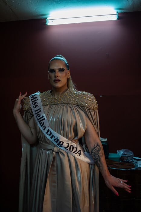 Miss Hellas Drag Pageant 2025: Μια βραδιά αφιερωμένη στην τέχνη της διαφορετικότητας//Μια βραδιά στα drag καλλιστεία: Εκεί όπου γιορτάζεται με ενθουσιασμό η διαφορετικότητα//«Δεν περιγράφεται το συναίσθημα όταν γίνομαι drag queen − είναι πολύ δυνατό»