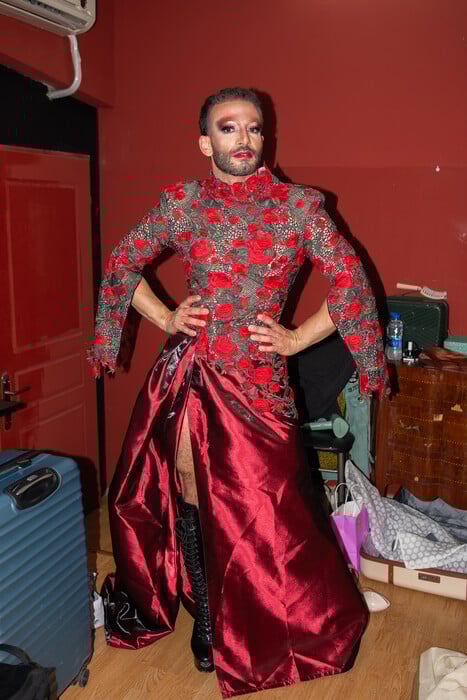 Miss Hellas Drag Pageant 2025: Μια βραδιά αφιερωμένη στην τέχνη της διαφορετικότητας//Μια βραδιά στα drag καλλιστεία: Εκεί όπου γιορτάζεται με ενθουσιασμό η διαφορετικότητα//«Δεν περιγράφεται το συναίσθημα όταν γίνομαι drag queen − είναι πολύ δυνατό»