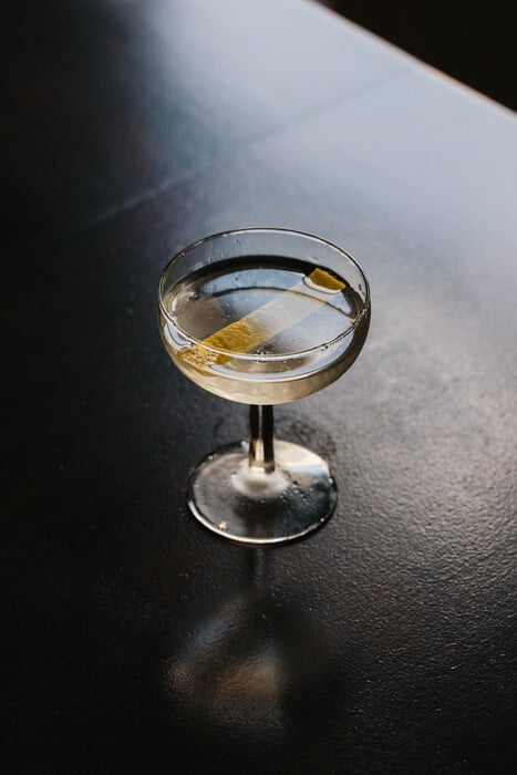 Quinn’s: Γιατί όλοι πίνουν Dry Martini «στου Ηλία» Μαρινάκη 