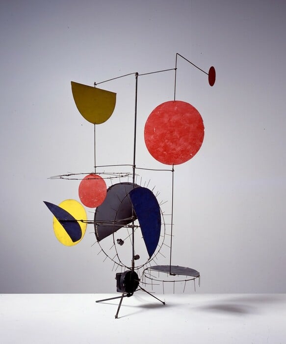 ΕΠΕΞ Jean Tinguely: Γιορτάζοντας τα 100 χρόνια από τη γέννηση ενός επαναστατικού καλλιτέχνη του 20ού αιώνα