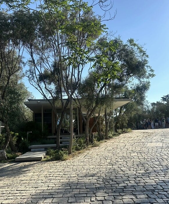 Το νέο Πωλητήριο στην Ακρόπολη ως αρμονική, λειτουργική προσθήκη 