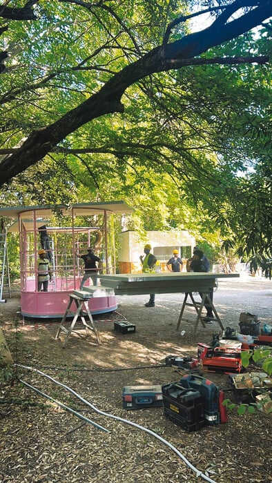 «Το ότι βγήκαμε από το γραφείο και για έναν μήνα δουλεύουμε όλοι μαζί μέσα στο πάρκο, ανάμεσα σε δέντρα και κελαηδίσματα, είναι πραγματικά υπέροχο»