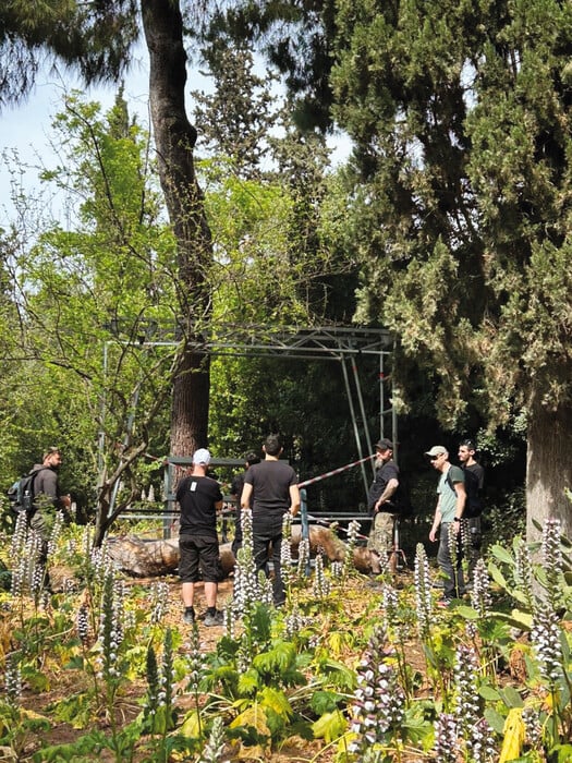 «Το ότι βγήκαμε από το γραφείο και για έναν μήνα δουλεύουμε όλοι μαζί μέσα στο πάρκο, ανάμεσα σε δέντρα και κελαηδίσματα, είναι πραγματικά υπέροχο»