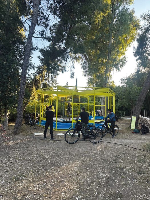 «Το ότι βγήκαμε από το γραφείο και για έναν μήνα δουλεύουμε όλοι μαζί μέσα στο πάρκο, ανάμεσα σε δέντρα και κελαηδίσματα, είναι πραγματικά υπέροχο»