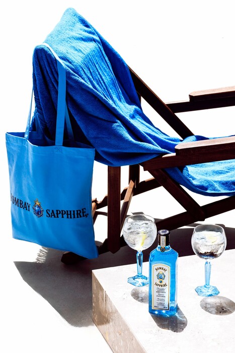 Step Into the Blue with Bombay Sapphire To Bombay Sapphire premium gin υποδέχεται ένα υπέροχο καλοκαίρι που θα κυριαρχήσει το μπλε