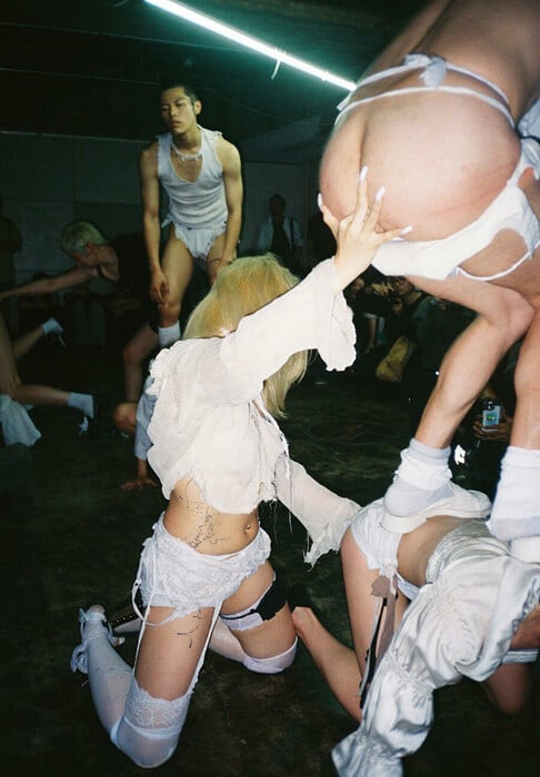 Μια χούφτα σάρκα: Η κολεκτίβα Young Boy Dancing Group χτυπά την Ιαπωνία