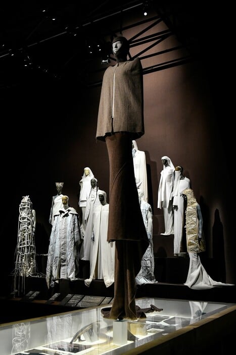 Ο Rick Owens επέστρεψε στο Παρίσι για «να προκαλέσει και να σοκάρει», και τα κατάφερε