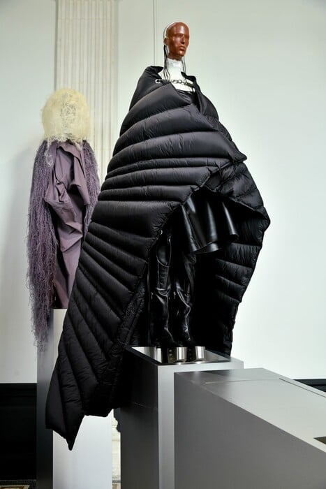 Ο Rick Owens επέστρεψε στο Παρίσι για «να προκαλέσει και να σοκάρει», και τα κατάφερε