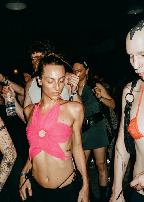 Η ηλιόλουστη ευφορία του queer φεστιβάλ της Σούγιας