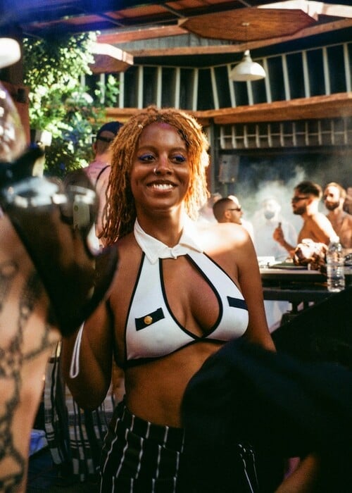 Η ηλιόλουστη ευφορία του queer φεστιβάλ της Σούγιας