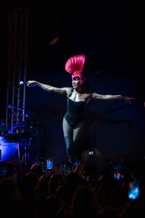 Ευτυχώς που υπάρχει και η Grace Jones