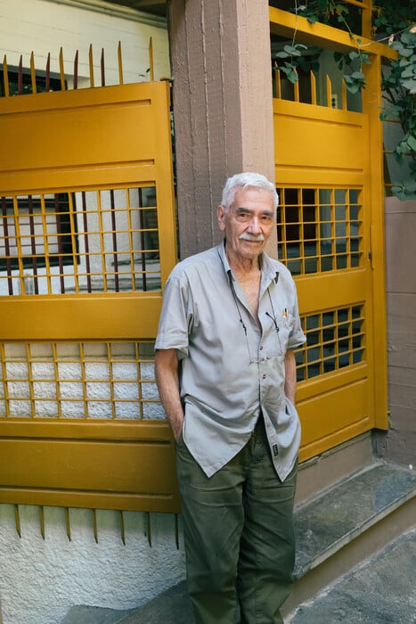 Δημήτρης Αντωνακάκης Aρχιτέκτονας. Γεννήθηκε στα Χανιά, ζει στα Εξάρχεια. 