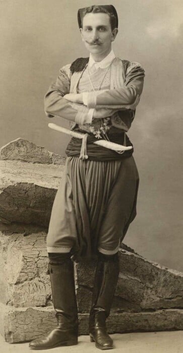 Οι εθνικές ελληνικές ενδυμασίες αφηγούνται την ιστορία τους στο Μουσείο Μπενάκη