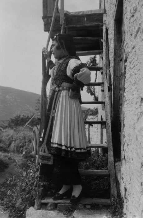 Οι εθνικές ελληνικές ενδυμασίες αφηγούνται την ιστορία τους στο Μουσείο Μπενάκη