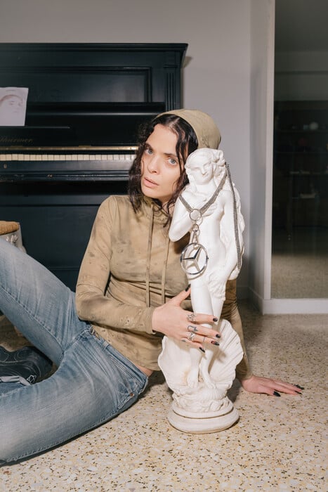 Lou: Πόσες ανοιχτά λεσβίες ξέρεις αυτήν τη στιγμή στην ελληνική μουσική σκηνή;