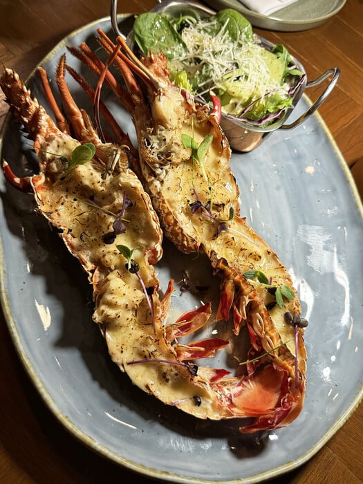 «Λες να πρόσφερε κι ο Χατζιδάκις καριόκες στους τραγουδιστές του;» 