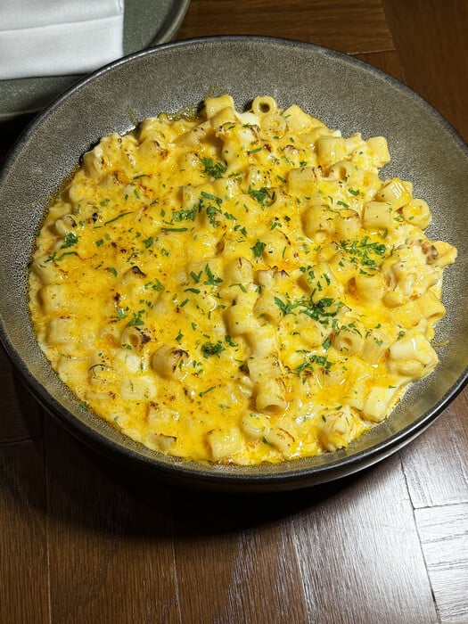 «Λες να πρόσφερε κι ο Χατζιδάκις καριόκες στους τραγουδιστές του;» 