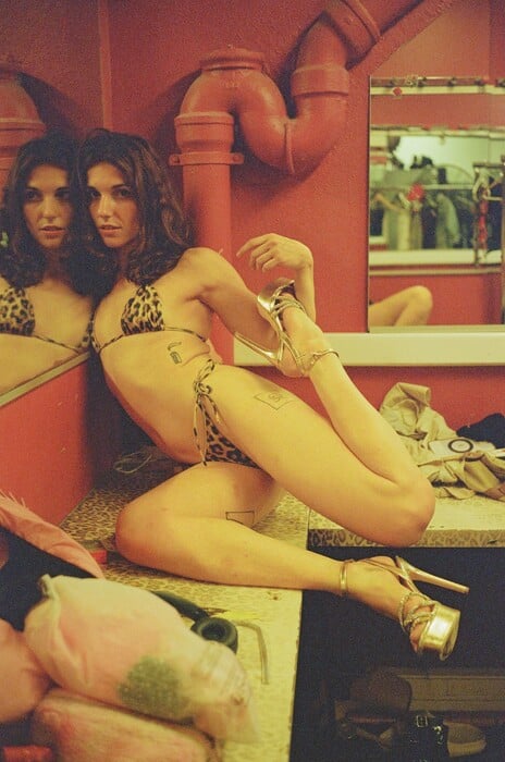 Μέσα στα αποδυτήρια των παρισινών strip clubs