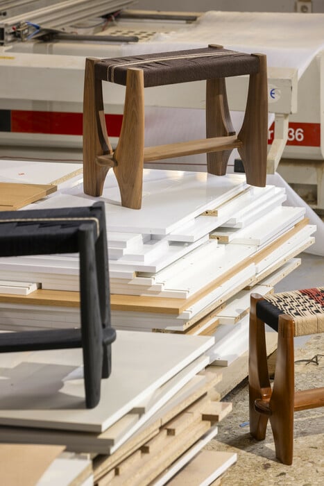 Μια επιπλοποιία ενός και πλέον αιώνα συνδέεται με τη σύγχρονη τέχνη 