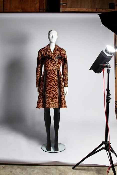 Farida Khelfa: Η Σταχτοπούτα της γαλλικής μόδας βγάζει στο σφυρί το παρελθόν της σε μια δημοπρασία-έκπληξη