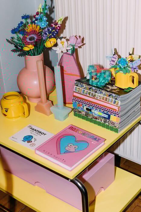 Ένα παιχνιδιάρικο σπίτι στο Παγκράτι/Ένα διαμέρισμα που μυρίζει τσιχλόφουσκα