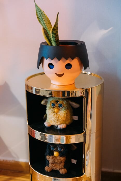 Ένα παιχνιδιάρικο σπίτι στο Παγκράτι/Ένα διαμέρισμα που μυρίζει τσιχλόφουσκα