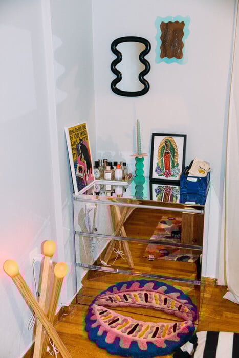 Ένα παιχνιδιάρικο σπίτι στο Παγκράτι/Ένα διαμέρισμα που μυρίζει τσιχλόφουσκα