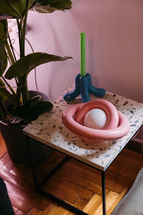 Ένα παιχνιδιάρικο σπίτι στο Παγκράτι/Ένα διαμέρισμα που μυρίζει τσιχλόφουσκα