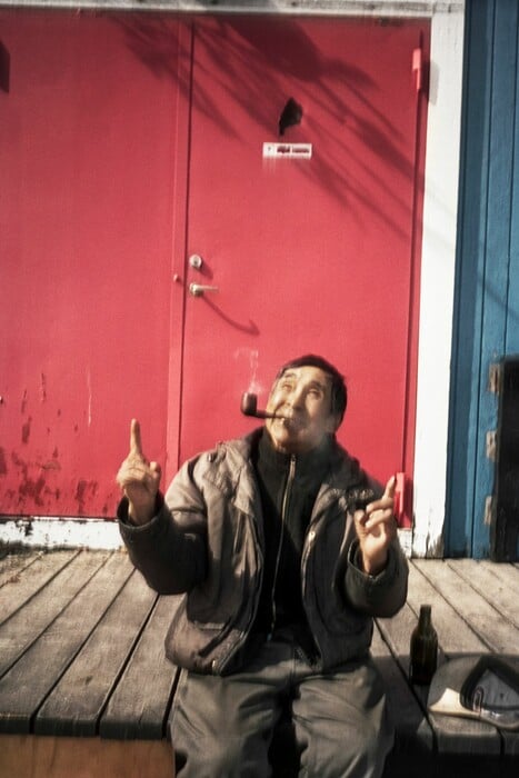 ΕΠΕΞ Τρυφερά πορτρέτα της καθημερινής ζωής από έναν Γροιλανδό φωτογράφο 