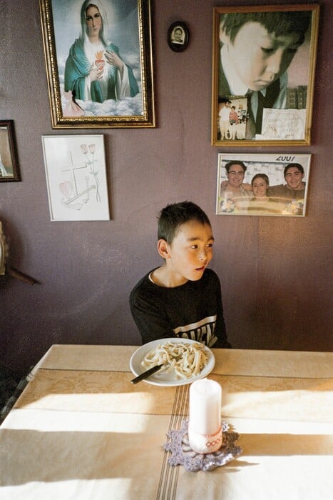 ΕΠΕΞ Τρυφερά πορτρέτα της καθημερινής ζωής από έναν Γροιλανδό φωτογράφο 