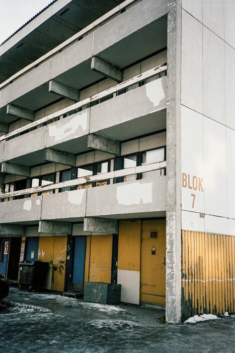 ΕΠΕΞ Τρυφερά πορτρέτα της καθημερινής ζωής από έναν Γροιλανδό φωτογράφο 