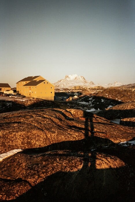 ΕΠΕΞ Τρυφερά πορτρέτα της καθημερινής ζωής από έναν Γροιλανδό φωτογράφο 