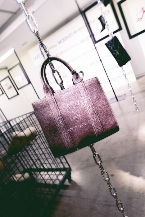 MODIVO & epapoutsia.gr παρουσιάζουν τις χειμερινές συλλογές 2025 μέσα από μια iconic εμπειρία Fashion Art Gallery