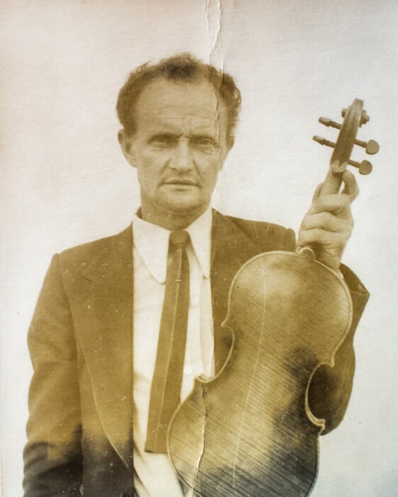 Παίζοντας βιολί στα πανηγύρια στα χωριά τα ’60s, προτού έρθουν οι φίρμες 