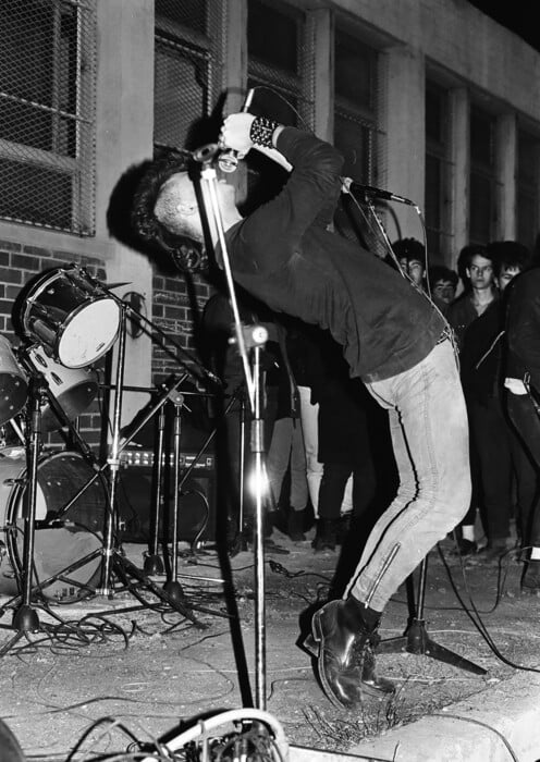 «Έγχρωμη τιβί, ασπρόμαυρη ζωή – φωτογραφικές σημειώσεις από τη δεκαετία του ’80»